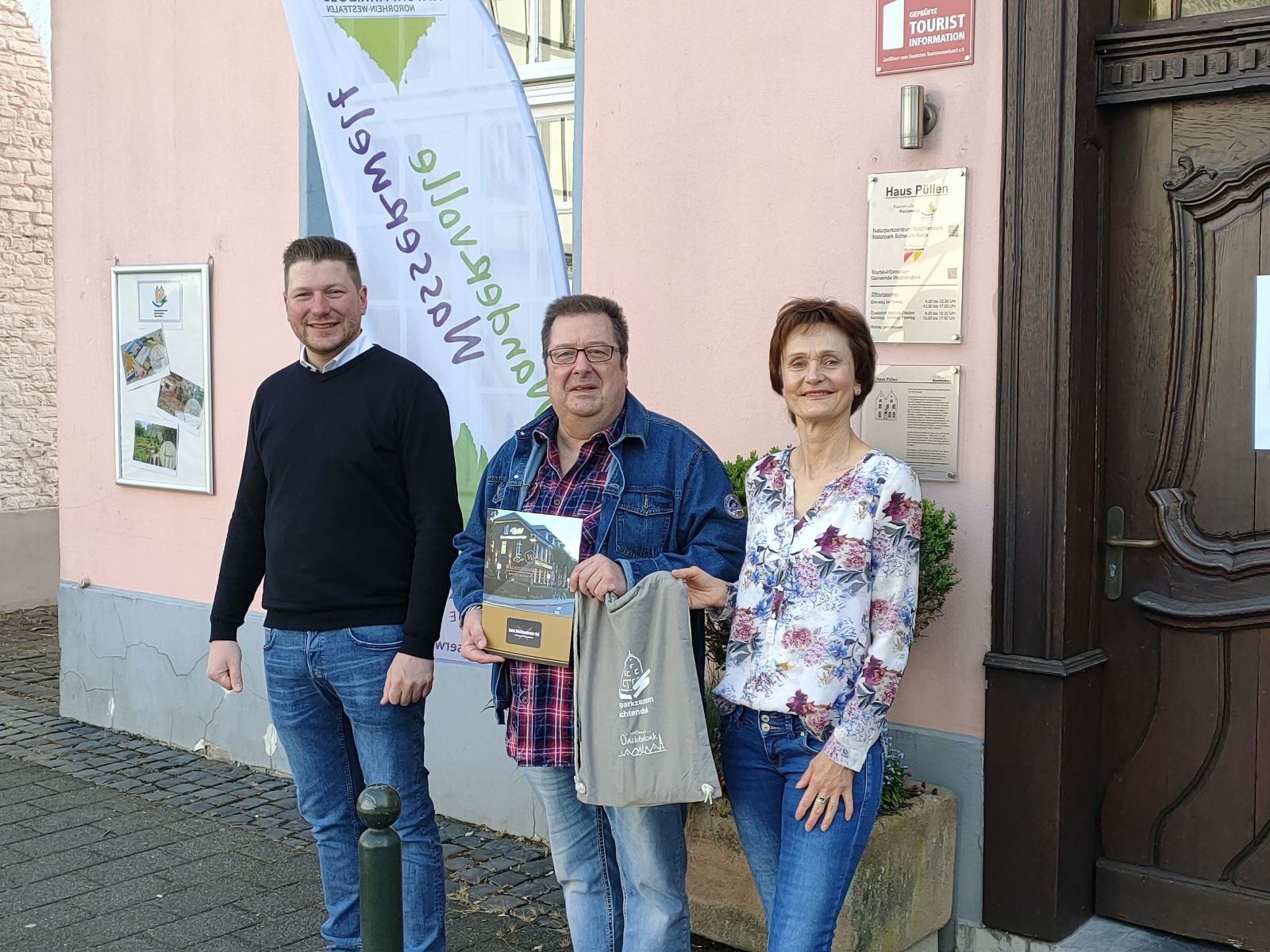 Gewinner Friedrich Müller (Mitte) mit Maria Mertens und Dominik Mysor